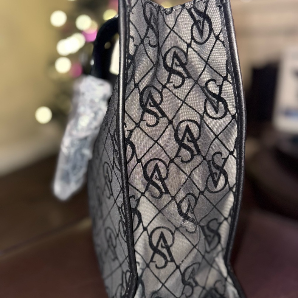 New Victoria’s Secret Black Tan Quilted Mesh Monogram Tote Bag Signature VS Logo - Picture 3 of 10